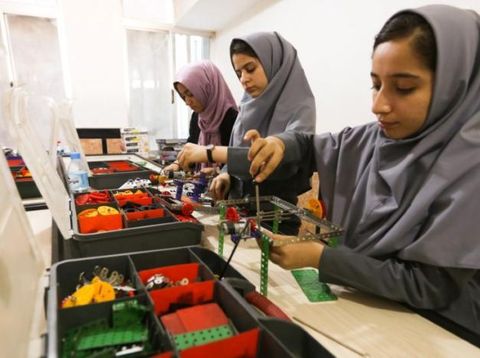 Ditolak Masuk ke Amerika, Hijabers Afghanistan Pembuat Robot Merasa Terhina