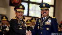 Kepala Staf Angkatan Udara (KSAU) Marsekal TNI Hadi Tjahjanto saat menerima penganugerahan tanda kehormatan Bintang Bhayangkara Utama dari Polri. (Foto: Rengga Sancaya)