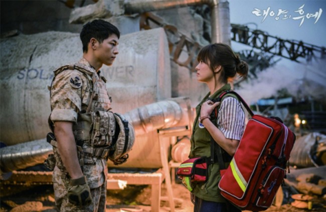 Lama tak muncul, Song Hye Kyo tampil di drama Descendants of The Sun pada 2016. Drama ini sukses besar dan bikin baper para penontonnya. Ia bermain bersama Song Joong Ki yang tak disangka jadi jodohnya.  Foto: dok. KBS