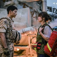 Lama tak muncul, Song Hye Kyo tampil di drama Descendants of The Sun pada 2016. Drama ini sukses besar dan bikin baper para penontonnya. Ia bermain bersama Song Joong Ki yang tak disangka jadi jodohnya.  Foto: dok. KBS