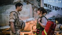 Song Joong Ki dan Song Hye Kyo mulai dekat saat sama-sama membintangi serial Descendants of the Sun. Dok. KBS