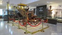 Kereta kerajaan Singa Barong berbentuk gajah, naga dan garuda, simbol hubungan budaya dengan India, China dan Mesir. Kereta ini paling canggih pada zamannya karena sudah punya suspensi dan shockbreaker (Fitraya/detikTravel)