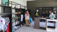 Puas berkunjung ke museum jangan buru-buru pulang. Ada toko suvenir yang menjual aneka kerajinan dan pernak-pernik khas Cirebon (Fitraya/detikTravel)