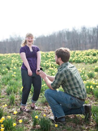 Alasan Menyentuh di Balik Aksi Pria Lamar Dua Wanita Kakak-Beradik Ini