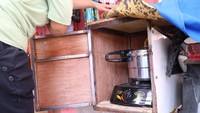 Namun berbeda dengan yang dilakukan seorang ibu bernama Adelia Herawati. Ia justru menawarkan jasa Gosok Keliling atau setrika yang disebut Gokil di atas motor Mionya. Foto: Dina Rayanti