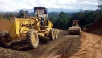 Selain itu, secara ekonomi, jalan ini memiliki arti penting. Tanpa ada jalan ini, masyarakat perbatasan masih akan bergantung pada produk yang datang dari Malaysia karena tak ada akses bagi Nanga Badau menuju kota terdekat di Kalimantan. Foto: dok. Kementerian PUPR
