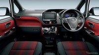Interior Toyota Voxy. Lebih sporty dengan nuansa merah. Foto: Response