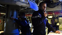 Presiden Macron saat berkordinasi dengan seluruh awak kapal. Reuters/Fred Tanneau.