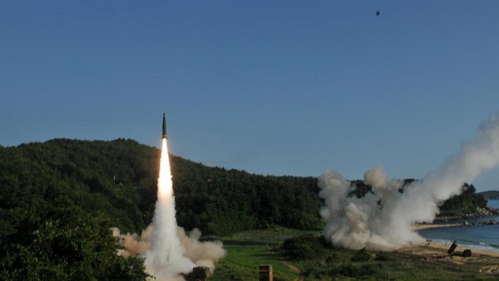 Korut Luncurkan Rudal, AS-Korsel Gelar Latihan Gabungan United States and South Korean troops utilizing the Army Tactical Missile System (ATACMS) and South Korea's Hyunmoo Missile II, fire missiles into the waters of the East Sea, off South Korea, July 5, 2017. 8th United States Army/Handout via REUTERS ATTENTION EDITORS - THIS IMAGE WAS PROVIDED BY A THIRD PARTY TPX IMAGES OF THE DAY