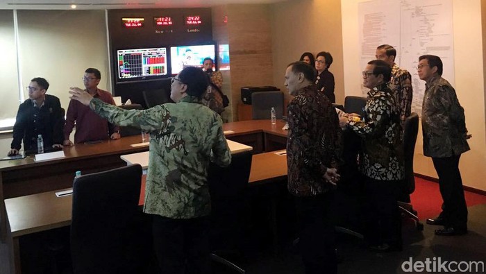 Ditantang Jokowi Jalan Kaki Lagi, Ini Kata Bos BEI