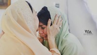 Tyas Mirasih menangis saat sungkem kepada orangtuanya. Foto: dok Instagram