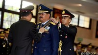 Kapolri menyematkan  tanda kehormatan Bintang Bhayangkara Utama kepada KSAU Marsekal TNI Hadi Tjahjanto.