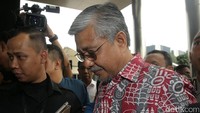 Nur Alam terlihat datang di KPK, Jalan Kuningan Persada, Jakarta Selatan, pada pukul 13.08 WIB, Rabu (5/7/2017). Tak ada sepatah kata pun keluar dari mulut Nur Alam.