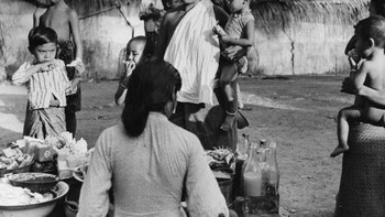 Seorang pedagang makanan kaki lima di Bali pada tahun 1950. Foto: Getty Images