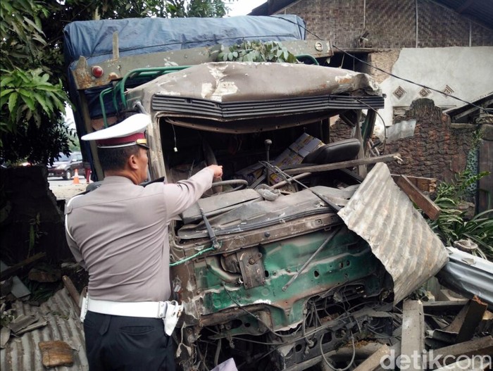 Rem Blong, Truk Fuso Jebol Dinding Bengkel Milik Warga