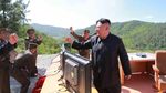 Begini Saat Kim Jong Un Pantau Peluncuran Rudal Hwasong-14