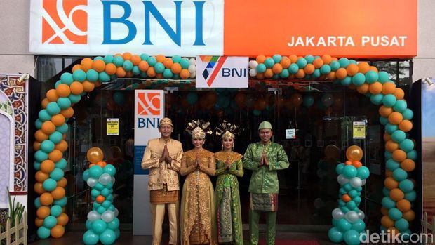 Pegawai BNI berpakaian adat daerah di Hari Ulang Tahun BNI ke-71. 