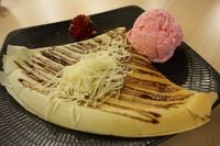 Crepes dengan paduan es krim strawberry.