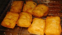 Foto: Kemudian buat penggemar durian, cocok sekali datang ke Jalan Alor. Ada kios yang menjajakan durian Musang King khas Malaysia. Selain bisa membeli buahnya, ada pula durian yang sudah dibuka dan digoreng (Kurnia/detikTravel)