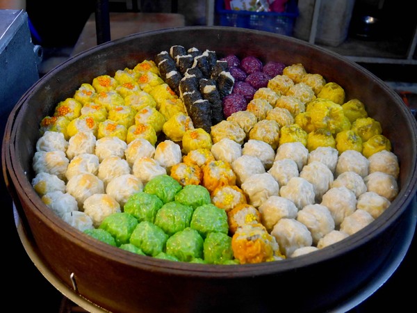 Foto: Yang ini merupakan dim sum yang tampilannya cantik dengan aneka warna. Harganya satuannya RM 1 (Rp 3.100) (Kurnia/detikTravel) Foto: Yang ini merupakan dim sum yang tampilannya cantik dengan aneka warna. Harganya satuannya RM 1 (Rp 3.100) (Kurnia/detikTravel)