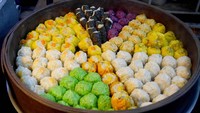 Foto: Yang ini merupakan dim sum yang tampilannya cantik dengan aneka warna. Harganya satuannya RM 1 (Rp 3.100) (Kurnia/detikTravel)