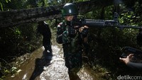 Sejumlah pasukan melangkah selaras melintasi turunan tanah dengan semak belukar, sampai ke bibir Kali Wanggo.