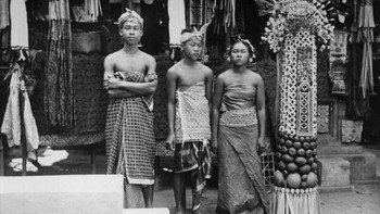 Warga di sebuah pedesaan Bali pada tahun 1950-an. Foto: Getty Images