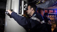 Begini aksi Presiden Macron saat meninjau langsung simulasi peluncuran rudal nuklir. Reuters/Fred Tanneau.