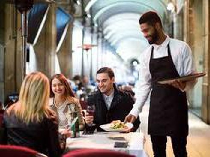 Makan di restoran Makan di restoran