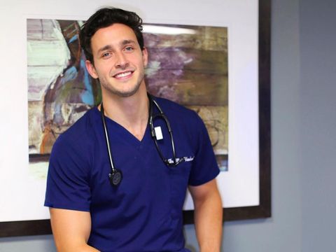 Di usianya yang baru 27 tahun, doctor Mike sudah memiliki 2,5 juta pengikut di Instagram