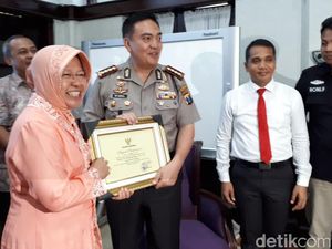 Risma Beri Penghargaan Kapolrestabes Surabaya dan Kasat Reskrim