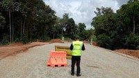 Jaringan jalan perbatasan ini merupakan infrastruktur yang bernilai strategis bagi NKRI dengan fungsi sebagai pertahanan dan keamanan negara serta sebagai pintu gerbang aktifitas ekonomi dan perdagangan dengan negara tetangga. Foto: dok. Kementerian PUPR