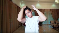 Dalam vlog-nya, ada saja aksi yang dilakukan Kaesang. Seperti dalam vlognya yang satu ini berjudul Ganteng Itu Murah. (Foto: Screenshot Youtube Kaesang)