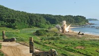 Latihan gabungan tersebut melibatkan penggunaan Sistem Rudal Taktis Militer (ATACMS) dan rudal yang dikembangkan oleh Korea Selatan yakni Hyunmoo II, Rabu (5/7). United States Army/Handout via REUTERS.