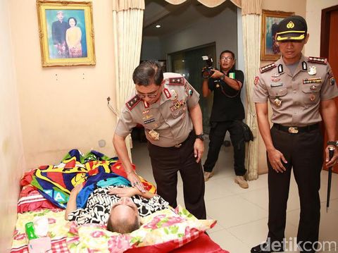 Kapolda sambangi anggota yang sakit/