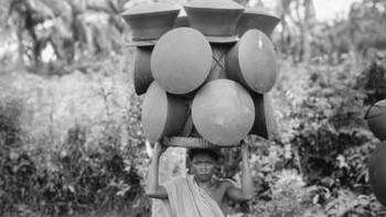 Menjajakan kerajinan tradisional. Foto: Getty Images