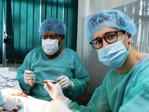 Saat ini doctor Mike masih menjadi residen di Overlook Medical Center