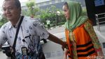 Diperiksa KPK, Istri Gubernur Bengkulu Terlihat Lesu