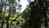 Lokasi ini cukup terpencil. Memandang ke arah teritorial Papua Nugini sama sekali tak ada orang. Kampung terdekat yang berada di Papua Nugini, yakni Kampung Goku, jaraknya masih empat jam dari titik ini bila ditempuh dengan perahu.