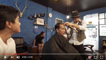 Cuma Kaesang yang berani meledek rambut seorang presiden di tempat cukur gaul. Foto: Screenshot YouTube Kaesang Pangarep