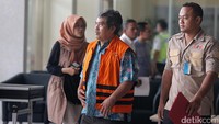 Selain Purnomo, tiga tersangka lainnya juga diperiksa KPK yakni, Wakil Ketua DPRD Umar Faruq dan Abdullah Fanani serta Kadis PUPR Mojokerto Wiwiet Febryanto.