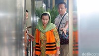 Lily Martiani tampak tertunduk lesu saat akan menjalani pemeriksaan.