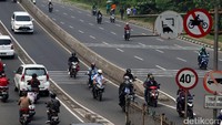 Tetap saja sejumlah pemotor tak mengindahkan rambu lalu lintas tersebut.