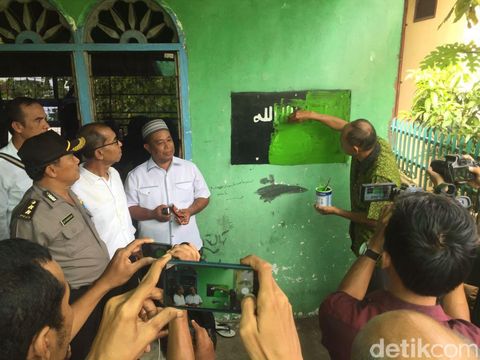 Polisi Hapus Lambang ISIS di Rumah Pelaku Teror Polda Sumut