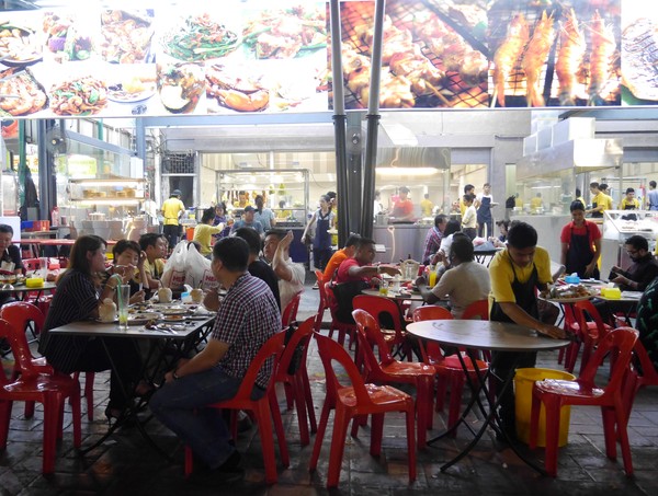 Foto: Untuk restorannya, banyak yang menjajakan Chinese food serta seafood, dengan kursi dan meja yang ditata hingga bagian luar. Makanan Thailand, India bahkan Turki juga ada (Kurnia/detikTravel)