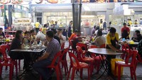 Foto: Untuk restorannya, banyak yang menjajakan Chinese food serta seafood, dengan kursi dan meja yang ditata hingga bagian luar. Makanan Thailand, India bahkan Turki juga ada (Kurnia/detikTravel)