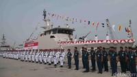 Nama Kurau diambil dari nama jenis ikan samudera tropis dan sub tropis. Bentuk tubuhnya memanjang seperti torpedo. Ikan Kurau berwarna keperakan, mampu berenang cepat dan lincah. Dengan nama tersebut, diharapkan KRI Kurau menjadi kapal pengawas samudera yang tangkas dan sigap.