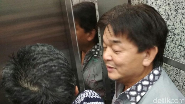 Datang ke BEI, Direktur Induk 7-Eleven Irit Komentar