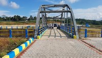 Proses pekerjaan konstruksi tubuh bendungan setinggi 10,5 m dan lebar 650 m ini dilakukan oleh PT Waskita Karya Tbk dengan lama masa pekerjaan selama 3 tahun sejak 2014-2016. Pool/dok. Kementerian PUPR.