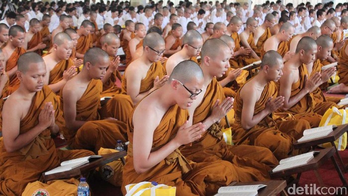 Umat Buddha Rayakan Hari Raya Asalha Di Candi Borobudur